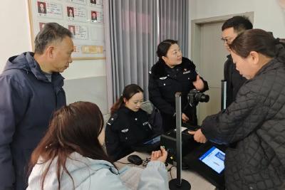 蕲春警邮携手把换证服务送到群众家门口