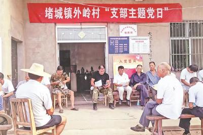 他去世后，500多人含泪送别