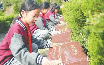 黄冈革命烈士陵园举行“追寻·2026·清明祭英烈”主题祭扫活动