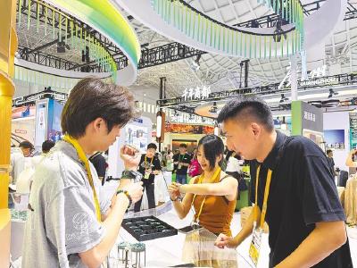 鄂企在国际舞台讲述品牌出海升级故事  养生酒飘香柬埔寨 热干面征服巴黎胃