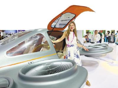 可垂直起降飞行穿梭街巷 鄂产电鹰飞车消博会上人气高