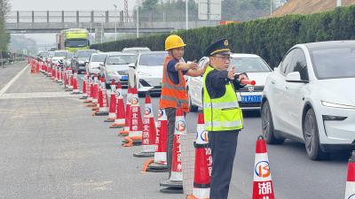 清明假期安全保畅 路政执法暖心护航