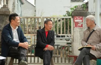 一家三代，为何守护一人近百年？