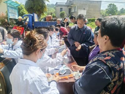 黄冈市中心医院赴乡村振兴联系点开展联合主题党日活动