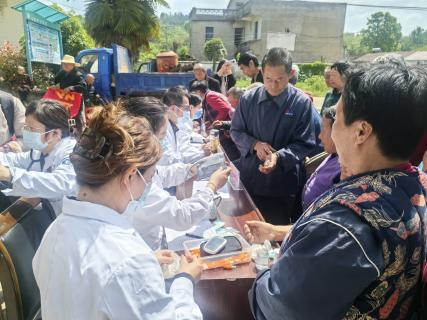 黄冈市中心医院赴乡村振兴联系点开展联合主题党日活动