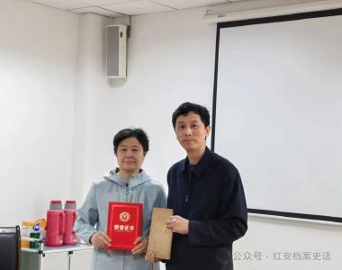 开国大校吴怀才家属向红安县档案馆捐献珍贵手稿