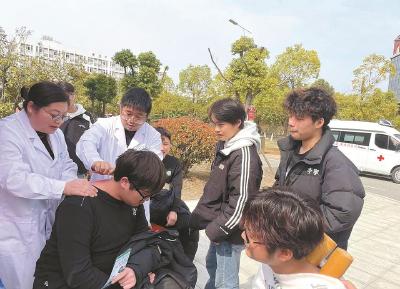 黄州区南湖社区开展中医适宜技术进校园活动