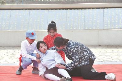 瞻仰+寻访+演绎，黄冈思源实验学校推动红色育人与课题研究深度融合——  行走的思政课走新更走“心”