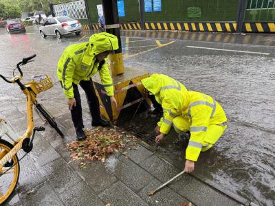 湖北公安民警在风雨中托起群众“安全感”