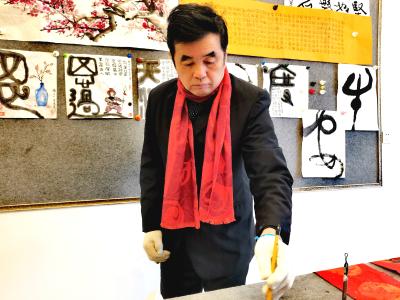熬生活为漫画 揉喜怒以成诗  ——胡笛的“漫笔春秋”