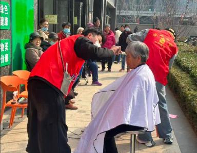 泰康人寿黄冈中支走进社区为民办实事：情系夕阳红 义剪暖人心