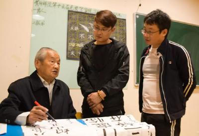 黄冈师院91岁“宝藏爷爷”开直播：退休26年，他活成了“最老UP主”