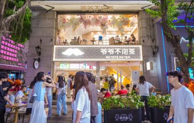 外来“阿嬷”遇本地“爷爷” ，知名茶饮品牌在武汉打擂