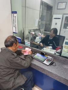 零钱兑整暖民心 金融服务显担当
