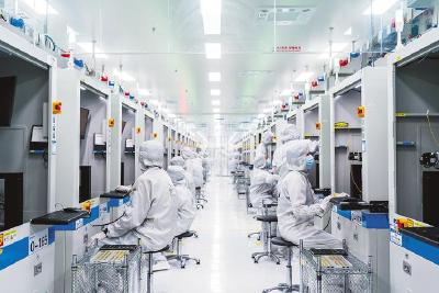24小时生产不停 高端产品销量大增近140倍  华工科技为全球AI巨头赶制“光心脏”