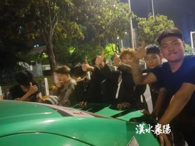 深夜街头，少年电话“摇人”：该出手时就出手！