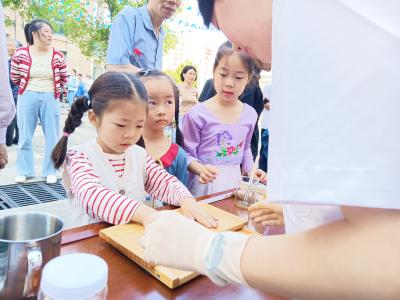 一技在手，一生无忧！黄冈职大学子“传时珍精神”，把养生集市搬进翡翠一品