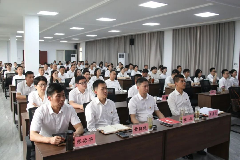 一场场动人的宣讲，延续他未走完的乡土路