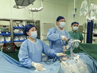 英国人两次飞武汉就医，外国博主炫耀中国旅游三件套：牙医、眼科和中医理疗