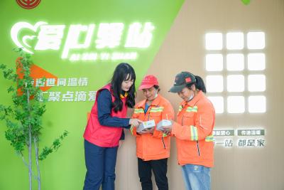 “红马甲”变身“修车侠”！浠水供电公司爱心驿站这波服务“接地气”