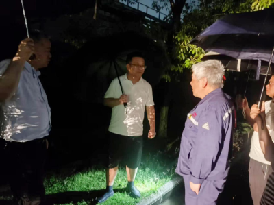 雨夜逆行战强降雨 武穴市田家镇织密园区防汛安全防护网