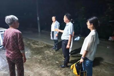 事发黄冈！轰然垮塌前，5人被“抢”了出来！