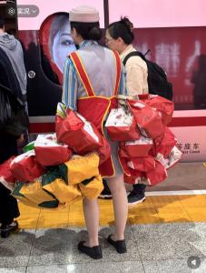 身挂20份外卖，每个餐服员的“必修课”——记者探访汉口站揭秘“舌尖上的高铁”