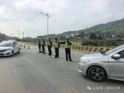 景中有“警” 服务暖心 团风交警守护平安