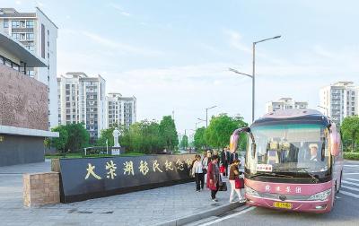 “吃水不忘掘井人”！中国最“固执”客运班车47年情暖移民