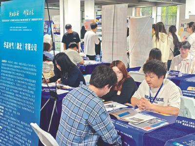 红安县开展就业促进专项行动
