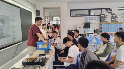 黄冈中学附属初级中学举行校园开放日活动 家长进校沉浸式体验，点赞“看得见的成长”