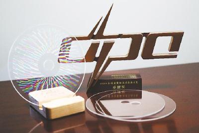 光谷青年研发玻璃硬盘成功量产  一片玻璃可存储2.5万部高清电影