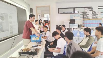 黄冈中学附属初级中学举行校园开放日  家长进校沉浸式体验，点赞“看得见的成长”