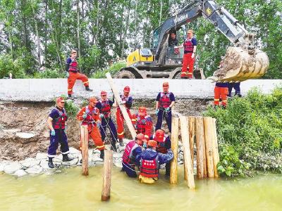 荆州抗洪，消防员连续奋战七昼夜  老乡们冒雨送来新手套、热姜汤