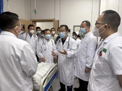 全国顶尖呼吸专家童朝晖，把ICU“课堂”搬进家乡医院