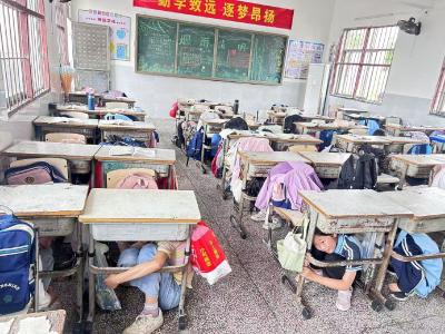 蕲春县第六实验中学马畈校区举行地震应急避险演练 