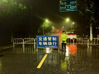 雨夜坚守显担当 黄冈公安风雨护航守平安