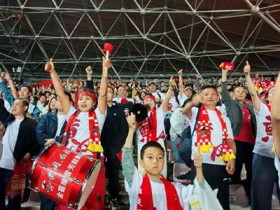 隔空助威，一样热烈！直击黄冈观赛“第二现场”