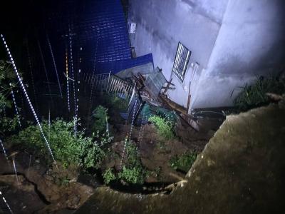 边坡垮塌前，2户5人安全撤离 浠水清泉镇上演“雨夜生死时速”