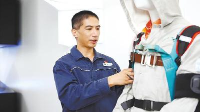 助力登高检修输电线路  “空中维修师”胡洪炜团队 研发外骨骼机器人