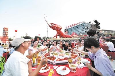 2026湖北“潜江龙虾”产业博览会5月17日开幕 机器人自动剥虾 无人车智慧配送
