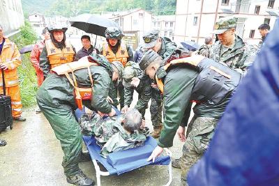 湖北日报全媒记者徒步进入“失联”村直击救援  14名失能老人担架上安全下山