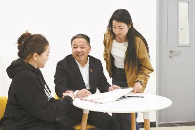 跨越三千公里的两次奔赴——黄冈职业技术大学郭福洲十年两度援疆记