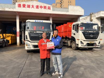 擦亮城市底色 传递险企温度——新华保险黄冈中支开展“世界环境日”公益志愿行动