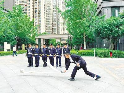 退伍军人扎根物业14载，先后救下3名业主  救人那一刻，他曾在6楼外墙檐生死一跃