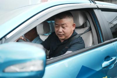 黄冈“的哥”李锋，暖男！