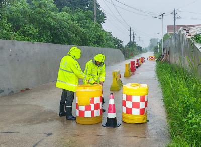 黄州农路人冒雨守护节日平安路