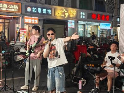 音浪邂逅烟火气！黄州区街头乐队演出嗨翻东坡夜市（学生街）夏夜
