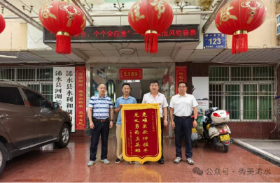 车辆冲入13亩深塘，他们做了一个共同的决定