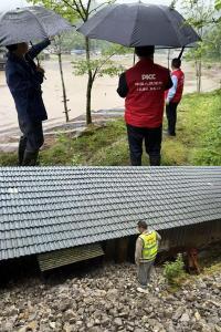 三小时徒步挺进“孤岛村”，人保财险逆行冲锋保民生